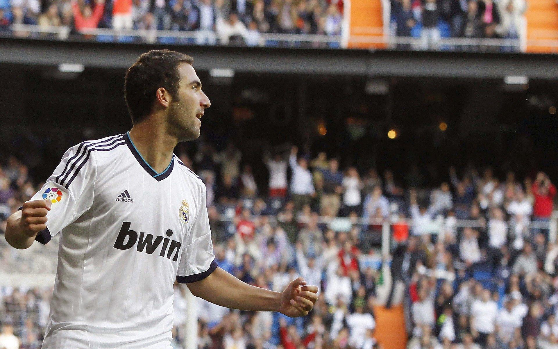 詹姆斯40分准三双力挽狂澜，湖人加时险胜掘金扳平系列赛