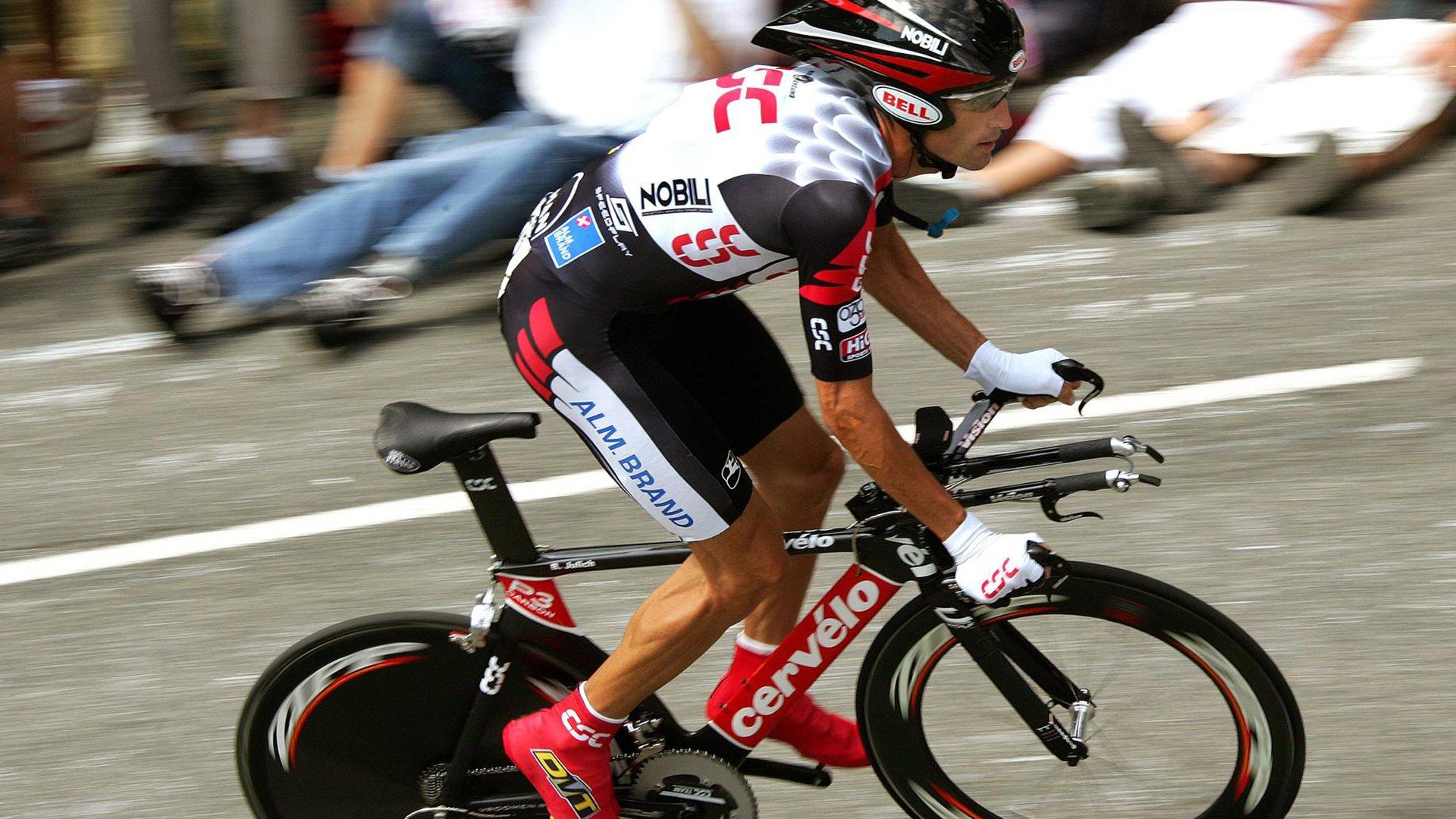 高卢雄鸡迎新传统再现 埃基蒂克与阿克利乌什献唱点燃集训首日